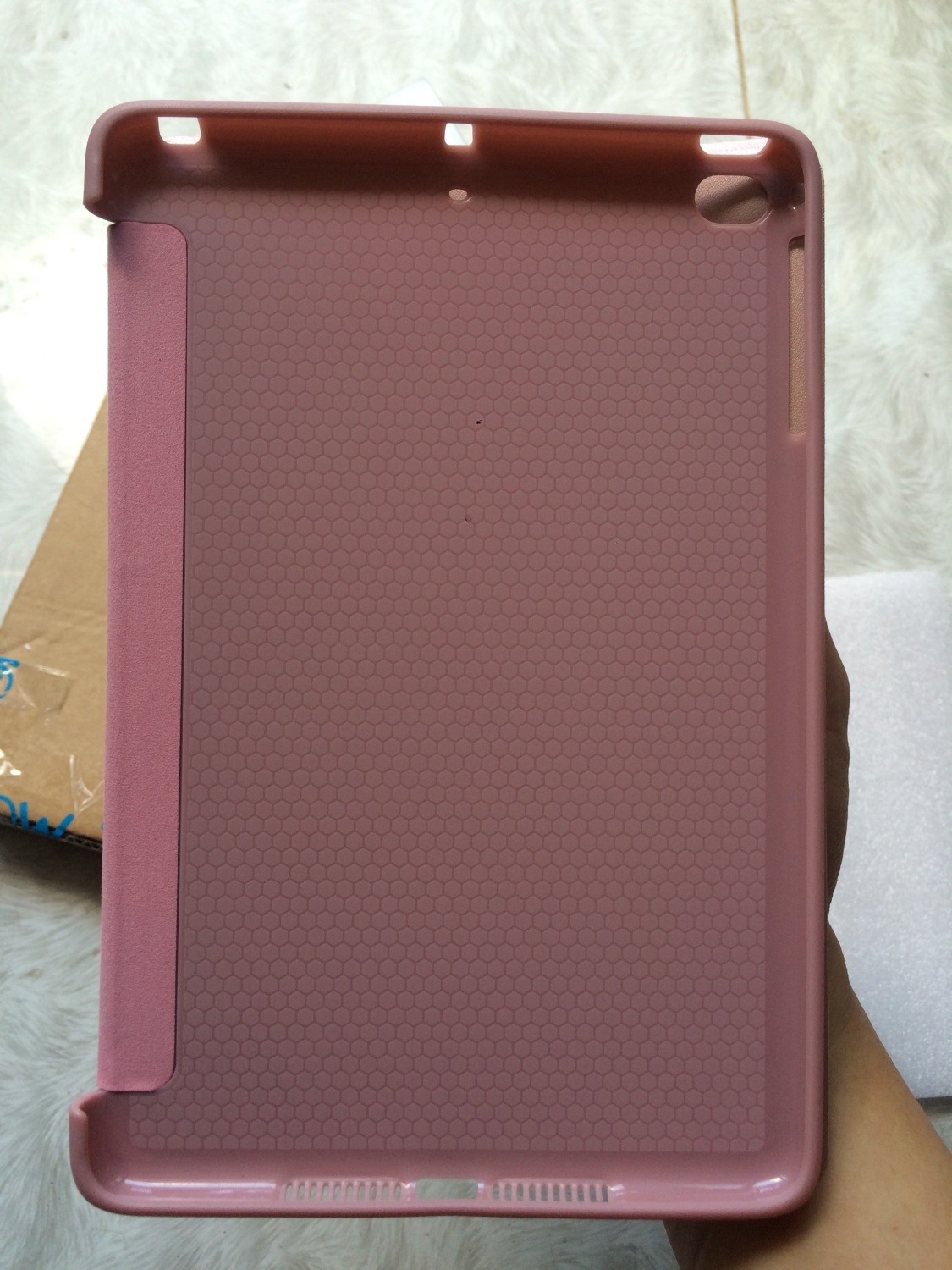 Lúc trước mình cũng dùng dòng Smart Case này nhưng mà lại loại case cứng. Giờ đổi qua loại case dẻo này mình còn hài lòng hơn. Case dẻo không bị cấn trầy khi tháo lắp bao da khỏi máy. Bao da dòng này thiết kế tinh sảo, chât liệu mềm mại, nhưng khi gắn vào máy cầm cũng rất chắc chắc, ko trơn tuột. Nói chung đây là 1 bao da rất tốt trong tầm giá này. Lúc trước mình cũng dùng dòng Smart Case này nhưng mà lại loại case cứng. Giờ đổi qua loại case dẻo này mình còn hài lòng hơn. Case dẻo không bị cấn trầy khi tháo lắp bao da khỏi máy. Bao da dòng này thiết kế tinh sảo, chât liệu mềm mại, nhưng khi gắn vào máy cầm cũng rất chắc chắc, ko trơn tuột. Nói chung đây là 1 bao da rất tốt trong tầm giá này.