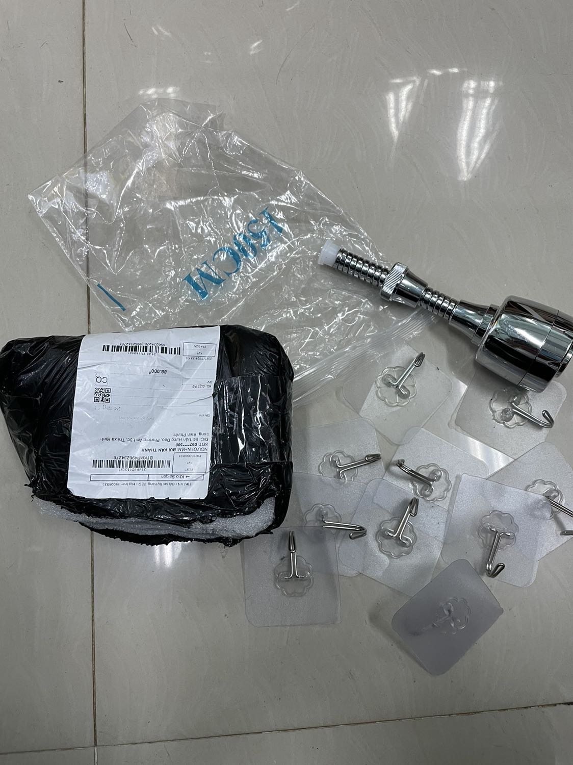 Qúa tệ hại. Thất vọng lần đầu mua vòi 52k có trong hộp giấy kiti lần hai mua mắc hơn 88k nghĩ sẽ sp sẽ chắc chắn đẹp như mong đợi ai nghờ qúa tệ hại. Làm ăn kiểu *** này thì đóng cửa đi. Mình đâu có mua móc cheo đồ . Cái mình cần là sp chất chứ không phải mấy cái móc bù đắp cho sự làm ăn không có tâm