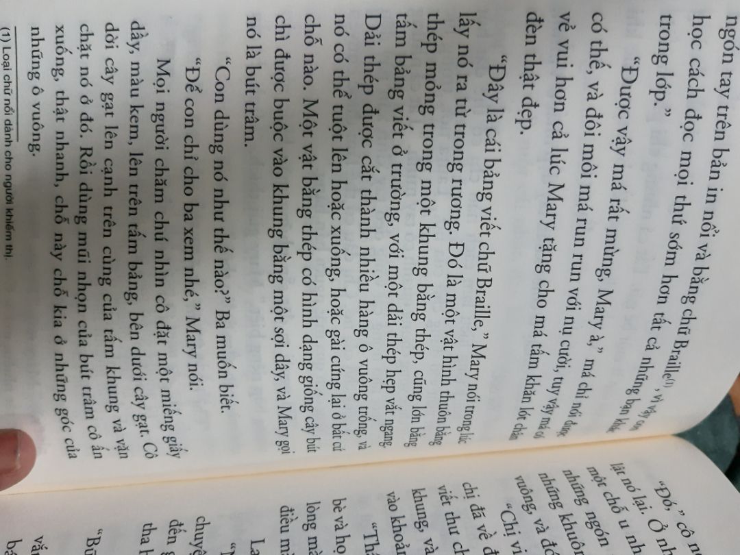 Đây  là tập  viết  về  thời  điểm  Laura Ingalls đi dạy học  xa nhà. được  Almanzo giúp  đưa đón  trong mùa đông. Laura cũng  bắt đầu  kiếm  được  tiền  giúp cha có thêm  mua đàn piano và có chi pji1 để  đưa Mary về  nhà. cô bắt  đầu  chấp  nhận  tình  cảm  của  Almanzo. Đây  là 1 trong những  thời  điểm thanh xuân  vàng  son hạnh  phúc của  Laura cùng  gia đình  mình , và  cùng  Almanzo.