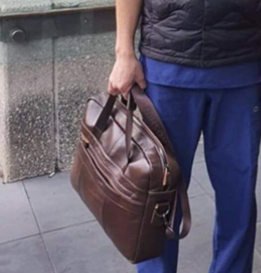 Mình mua làm quà. Túi sách đẹp. Đóng gói cẩn thận. Anh mình rất thích. Mua về xài liền 😂 cảm ơn shop và tiki rất nhiều