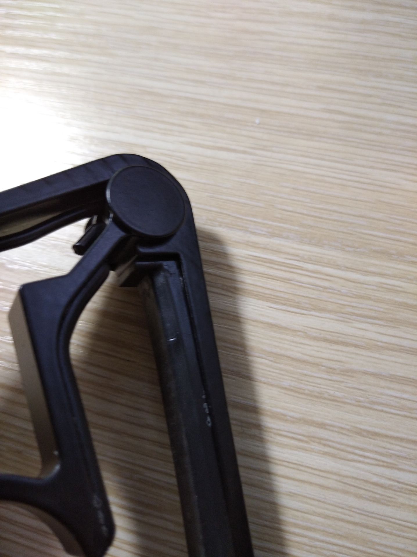 4 sao vì đồ dùng ổn, bọc bao đẹp và giao hàng nhanh nhưng mất một sao vì xước, trày sơn và miếng đệm ở capo bị xước