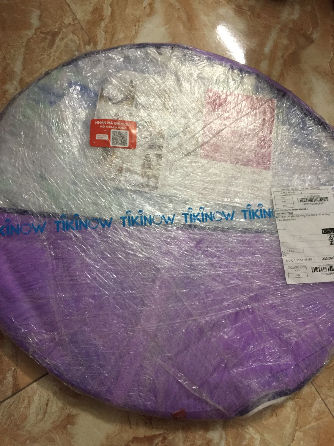 Shipper giao hàng buổi tối mình k để ý khi nhận hàng thanh toán rồi về xem thì hàng bị như trong hình mình chụp. Màn bị rách một tí. Như kiểu bị rạch vậy
Khi bỏ ra thì màn đẹp. Như hình shop đăng.
Nếu k bị rách thì mình khá hài lòng về chất lượng màn Shipper giao hàng buổi tối mình k để ý khi nhận hàng thanh toán rồi về xem thì hàng bị như trong hình mình chụp. Màn bị rách một tí. Như kiểu bị rạch vậy
Khi bỏ ra thì màn đẹp. Như hình shop đăng.
Nếu k bị rách thì mình khá hài lòng về chất lượng màn