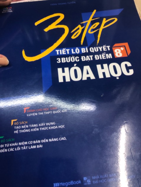 Sách gói kĩ, hơi cong phần giấy nma không sao, sách dày, chắc tay