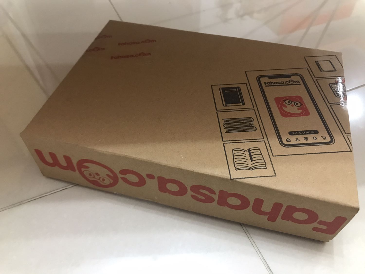 giao hàng nhanh, mới đặt hồi trưa mà chiều đã nhận đc r, đóng gói hàng đẹp, chắc chắn. Huhu sách xinh  lắm, nhỏ gọn, dễ cầm. Mình chưa đọc nên k biết nội dung sao nữa. Chung là hài lòng lắm ❤️