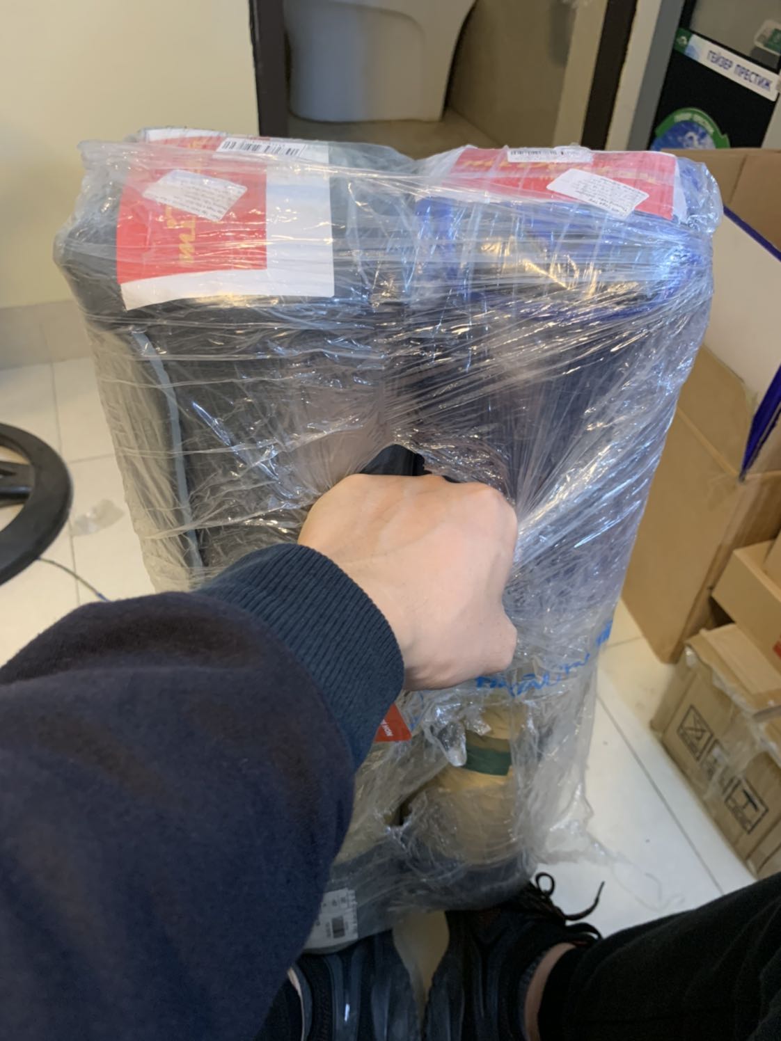 Thảm yoga 8mm xám..
Thảm rất đáng tiền, đồ dày chuẩn 8mm, êm, bâm sàn tốt, màu sắc này rất hài hoà, dễ dùng cho cả 2 vợ chồng..
Túi vừa vặn, rộng rãi nên dễ bỏ vào chứ ko như lần trc mua phải cái túi nhỏ, mỗi lần muốn bỏ thảm vào  là rất vất vả
Giao hàng thì tốc độ ko cao, nhưng mà đc cái phí rẻ