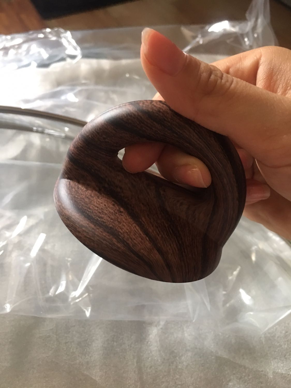 Đóng gói cẩn thận. Kiểu dáng đẹp và sang. Lúc mua không để ý kích thước nên hơi bất ngờ vì nồi hơi to. Không quá dày nên không nặng tay, nhưng cũng không quá mỏng. Tay nồi chắc chắn, cách nhiệt tốt. Nấu đồ ăn nhanh chín, không phải chờ lâu. Lớp chống dính tốt. Trừ 1 sao vì do nắp và nồi không khớp, hơi bị kênh. Nhưng độ kênh không nhiều, khi bê nồi cũng không sợ bị rớt vung, an toàn. Và khi nấu cũng hay phải mở vung với để hé vung nên mình quyết định không đổi hàng.