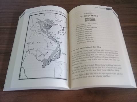 Phần trình bày văn bản rõ ràng. Tiêu đề, cước chú làm kỹ. Font chữ dễ nhìn, thân thiện với người đọc. Ngoài ra còn có bảng chỉ mục khá hữu ích, tiện cho việc tra cứu; và 5 bảng gia phả các triều đại được in rời. Nói chung, vừa mới lướt nhanh cuốn sách là đã ưng ý!