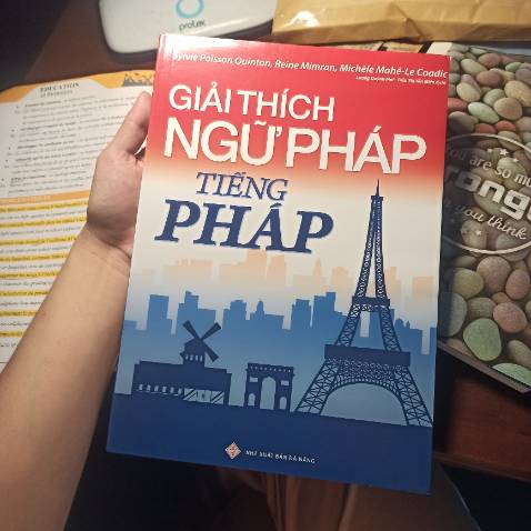 Chưa bàn nội dung. Trang bìa sách đẹp, khổ giấy to nhưng giấy phía trong mỏng sợ rách luôn á mọi người, trang giấy màu xám chứ ko phải màu sáng.
Mình tiếp xúc tiếng Pháp đã 4 năm nay, giờ tập trung nâng cao trình độ hơn.
Chúc mọi người học tốt và đạt kết quả cao!