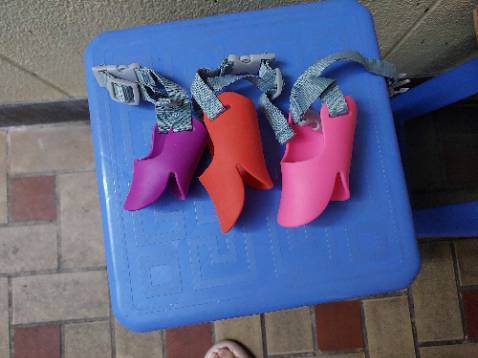 Quá nhỏ, các bạn nuôi *** cỏ, *** lai nên cân nhắc, *** mình 2 đứa lai poddle, 1 đứa *** cỏ bình thường mua chỗ kia size M chừng 10kg đổ lại đều mang vừa, đằng này shop giao đến 2 cái size M & 1 cái size S nhỏ xíu xiu, phần silicone để cố định mõm *** đút vào còn ko vừa nói chi đến dây. Cả con nhỏ nhất nhà mình còn ko mang vừa cái size M nữa nói chi đến 2 đứa lớn hơn 1 chút.