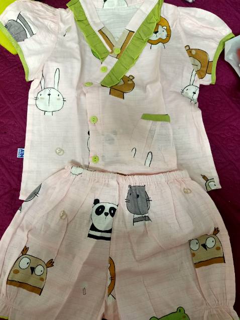 Màu sắc nhã nhặn. Phom dáng đẹp. Chất liệu vải mềm, dễ thấm hút mồ hôi