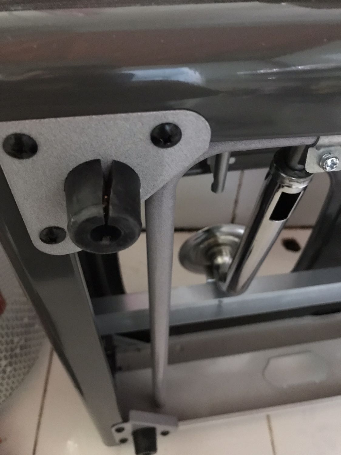 Bếp nhìn đẹp, nhưng chất lượng vỏ thép quá mỏng, bật kêu rầm rầm, với mới mua mà đã nứt 1 chân cao su