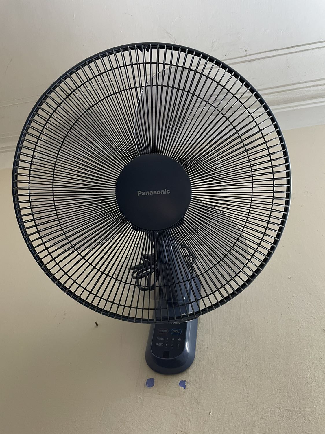 Quạt chạy êm, hình thức đẹp, giá cả hợp lý. Hài lòng.