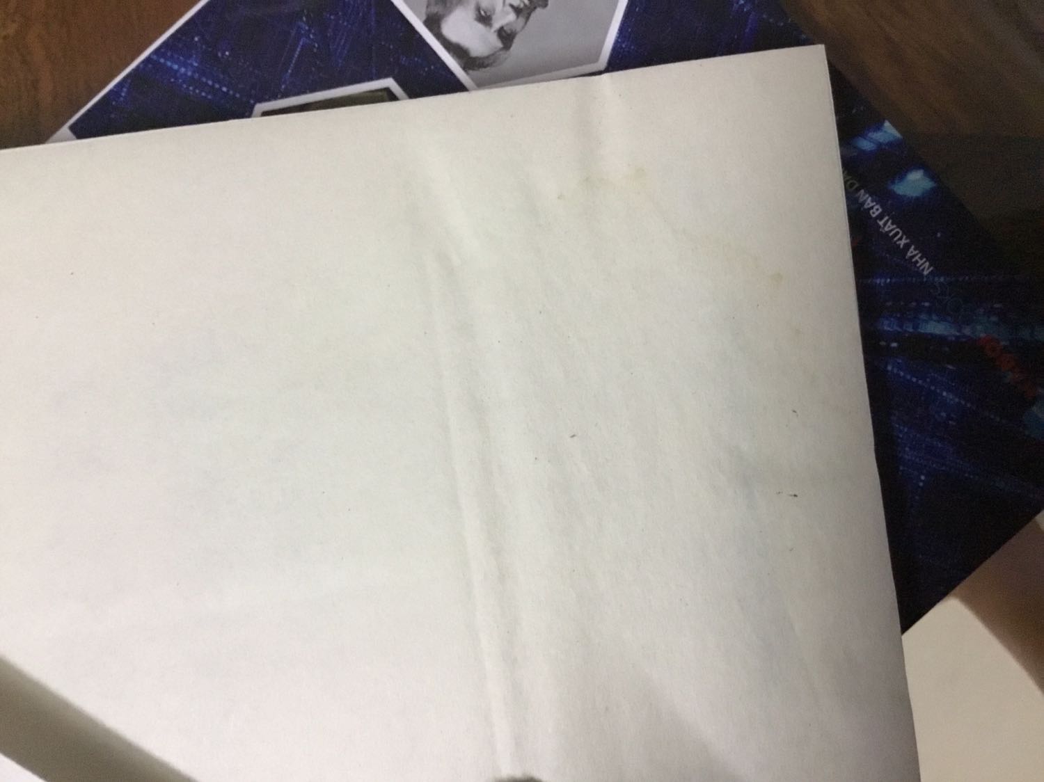 Sách hay đọc trong một ngày là hết nhưng sách hơi quăn và nhuốm màu