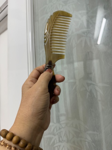 Lược sừng mịn nhẵn cứng cáp rất đẹp và hài lòng đuoc tặng thêm vòng tay bằng gỗ