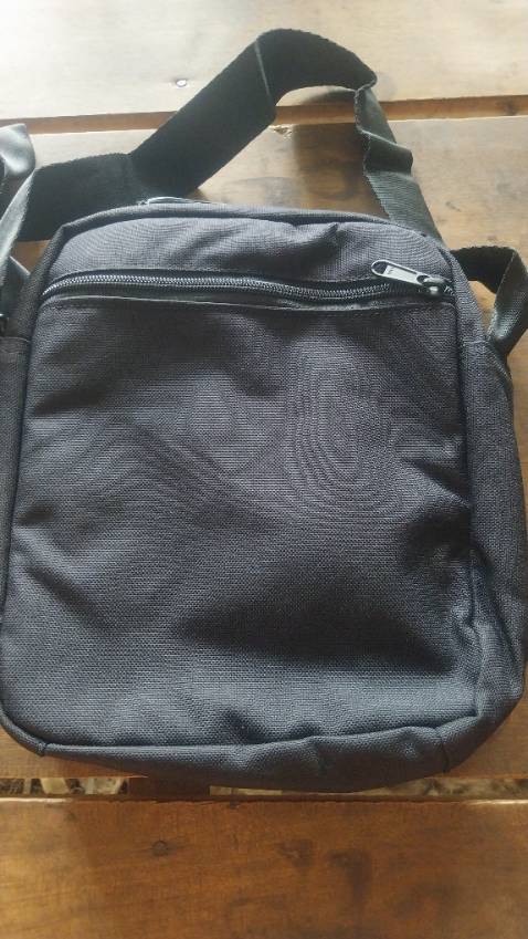 Túi quá đẹp, đường may chắc chắn, túi nhỏ mà tận 5 ngăn. Giá cả quá phẳi chăng luôn, giao hàng cực nhanh