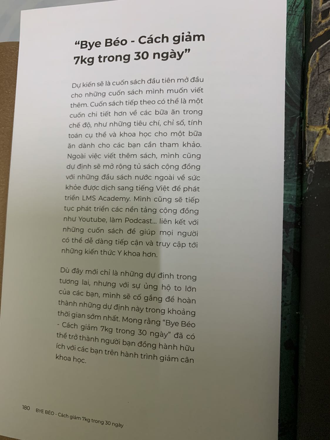 Ưu điểm: Chất lượng giấy và in ấn tốt. 
Nhược điểm: Tất cả kiến thức đều nói chung chung được dàn trải trong gần hết quyển sách, và những thứ đó có thể tìm thấy trong rất nhiều sách báo hay google từ các nguồn uy tín. Giống như một cái bài khái quát với vài ba gạch đầu dòng đề mục, thiếu đi cái nội dung chi tiết. Hoàn toàn không có lộ trình 7kg 30 ngày như thế này, ăn uống chi tiết ra sao, nếu không có kiến thức cơ bản thì liệu người đọc có tự tạo ra được lộ trình để giảm 7kg trong thời gian đó hay không. Có lẽ đúng như cái phần mình chụp cuối sách, những thứ chi tiết cần thiết thì chưa được viết ra. So với cái giá quá đắt này thì nhiều sách của các tác giả khác uy tín và chất lượng hơn gấp nhiều lần như Colin Campbell, Joel Fuhrman, Jason Fung… Mình được bạn giới thiệu mua, chưa tìm hiểu kỹ nên nghĩ trong sách sẽ cung cấp kiến thức mình cần về cách giảm 7kg như thế nào trong thời gian ngắn như vậy, chứ không nghĩ đọc xong sẽ biết về khoá tập luyện giảm cân và website bán đồ ăn. Ưu điểm: Chất lượng giấy và in ấn tốt. 
Nhược điểm: Tất cả kiến thức đều nói chung chung được dàn trải trong gần hết quyển sách, và những thứ đó có thể tìm thấy trong rất nhiều sách báo hay google từ các nguồn uy tín. Giống như một cái bài khái quát với vài ba gạch đầu dòng đề mục, thiếu đi cái nội dung chi tiết. Hoàn toàn không có lộ trình 7kg 30 ngày như thế này, ăn uống chi tiết ra sao, nếu không có kiến thức cơ bản thì liệu người đọc có tự tạo ra được lộ trình để giảm 7kg trong thời gian đó hay không. Có lẽ đúng như cái phần mình chụp cuối sách, những thứ chi tiết cần thiết thì chưa được viết ra. So với cái giá quá đắt này thì nhiều sách của các tác giả khác uy tín và chất lượng hơn gấp nhiều lần như Colin Campbell, Joel Fuhrman, Jason Fung… Mình được bạn giới thiệu mua, chưa tìm hiểu kỹ nên nghĩ trong sách sẽ cung cấp kiến thức mình cần về cách giảm 7kg như thế nào trong thời gian ngắn như vậy, chứ không nghĩ đọc xong sẽ biết về khoá tập luyện giảm cân và website bán đồ ăn.