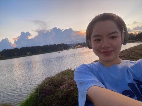 Lấy tạm ảnh nhé nhưng sản phẩm đến tay cực kì ưng ý ạ. Shipper giao trời mưa nên có hẹn mình giao trễ hơn dự định. Quá trời dễ thương, mình còn sợ ảnh giao mưa ướt cảm bệnh chứ kh gì hết chơn. Hộp móp méo dính mưa ảnh hỏi mình có muốn kiểm hàng kh, ôi giời ơi cảm ơn vì a shipper đã chịu khó vậy chứ kiểm kê gì hâhha. Có thư cảm ơn và thông điệp nữa, không chỉ uống cà phê, tớ uống luôn cả bình an từ shop gửi đến. Cảm ơn rất nhiều từ những bàn tay tạo nên hạt cà phê, cảm ơn đất, cảm ơn cây, cảm ơn nắng mưa, cảm ơn người xay hạt, cảm ơn máy xay hạt, cảm ơn người đóng gói, cảm ơn người vận chuyển, cảm ơn shop đã bán sản phẩm này ^^. Chúc shop bình an ^^