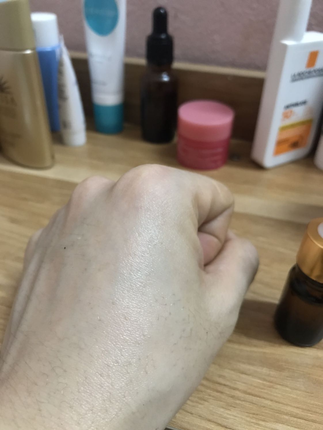 Giao hàng nhanh. Chất sản phẩm lỏng, trong suốt nhé. Bôi lên da thì hơi dầu dầu, cảm giác khó thấm nên chỉ nên dùng 1 bước này thôi, không layer được thêm sản phẩm khác. 
Nghe đồn dễ oxi hoá nên phải chiết ngay ra chai nhỏ để dùng. Mọi người nên bóp cho ít không khí bên trong nhất có thể rồi hãy đóng nắp đỡ bị oxi hoá hơn