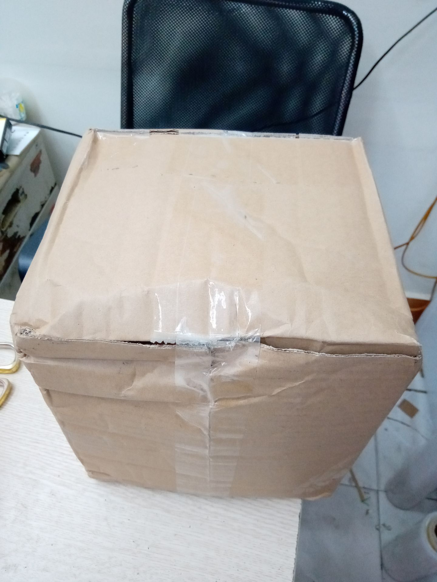 Mình cho 1* vì không chuyên nghiệp, mình đặt mua nguyên thùng thì phải giao nguyên thùng shop nhé. Shop cho 4 túi vào cái hộp giấy như này, là người đi mua coi có được không? Lần tới mà vẫn thế mình từ chối nhận hàng.