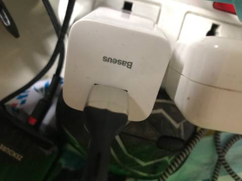 Mẫu mã không chê vào đâu được. mình  sạc chung với củ sạc baseus bao nhanh, 2 đầu sạc bằng hợp kim rất cứng cáp. oke về giá. Đóng gói đẹp, Tiki giao hàng nhanh