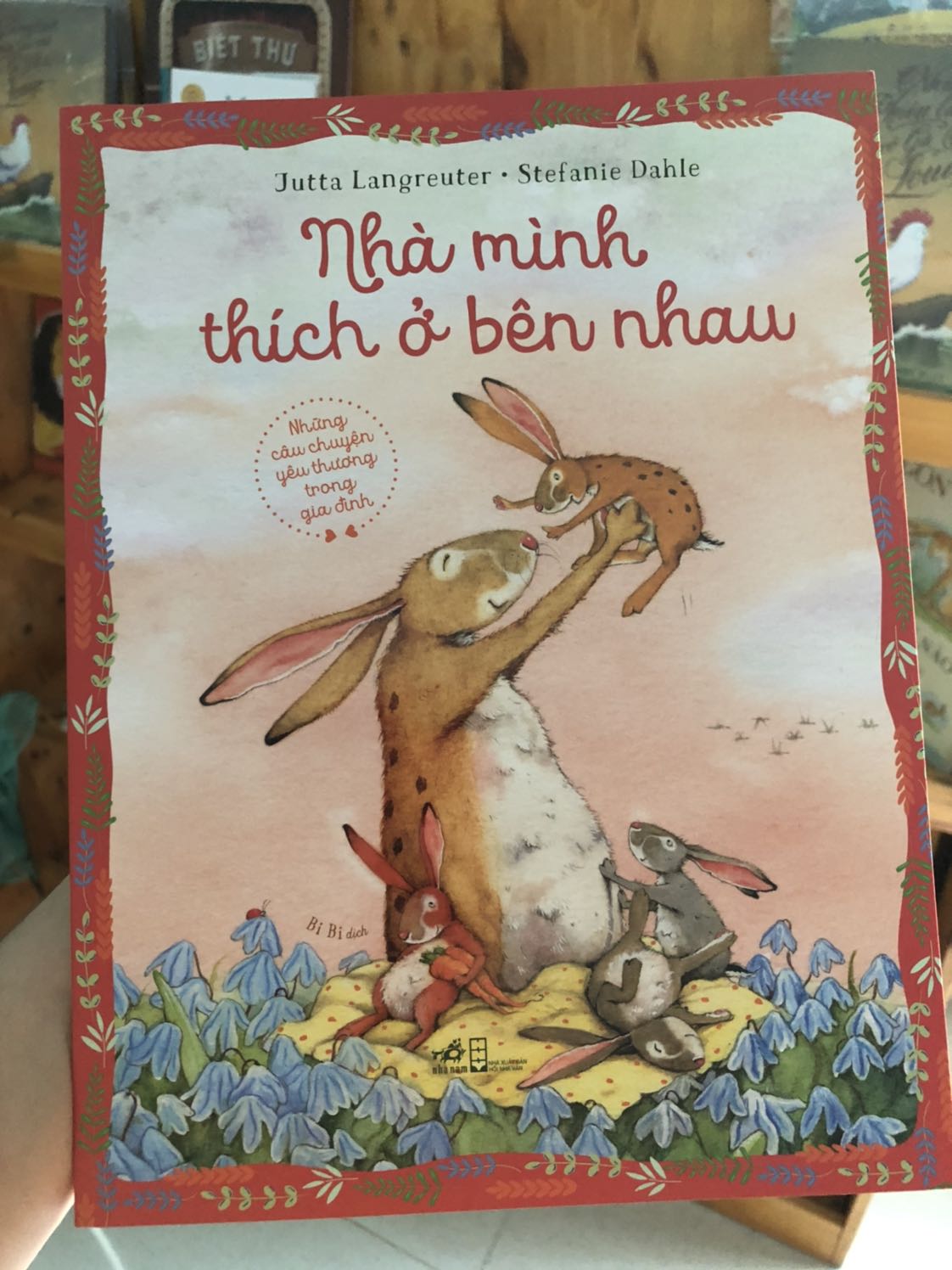 Sách khổ lớn, tranh đẹp, khá nhiều trang mà giá thành thì siêu hạt dẻ nữa chứ. Phù hợp với bé 4+ nhé, nội dung thì dễ thương lắm í. Bạn bé đọc xong cứ luôn bảo nhà mình thích ở bên nhau :)).