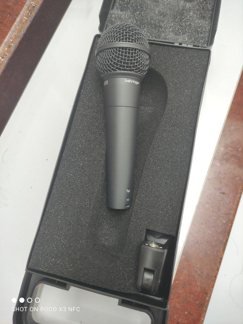 Loa thu âm rất tốt, hút giọng. không hú. có hộp đựng