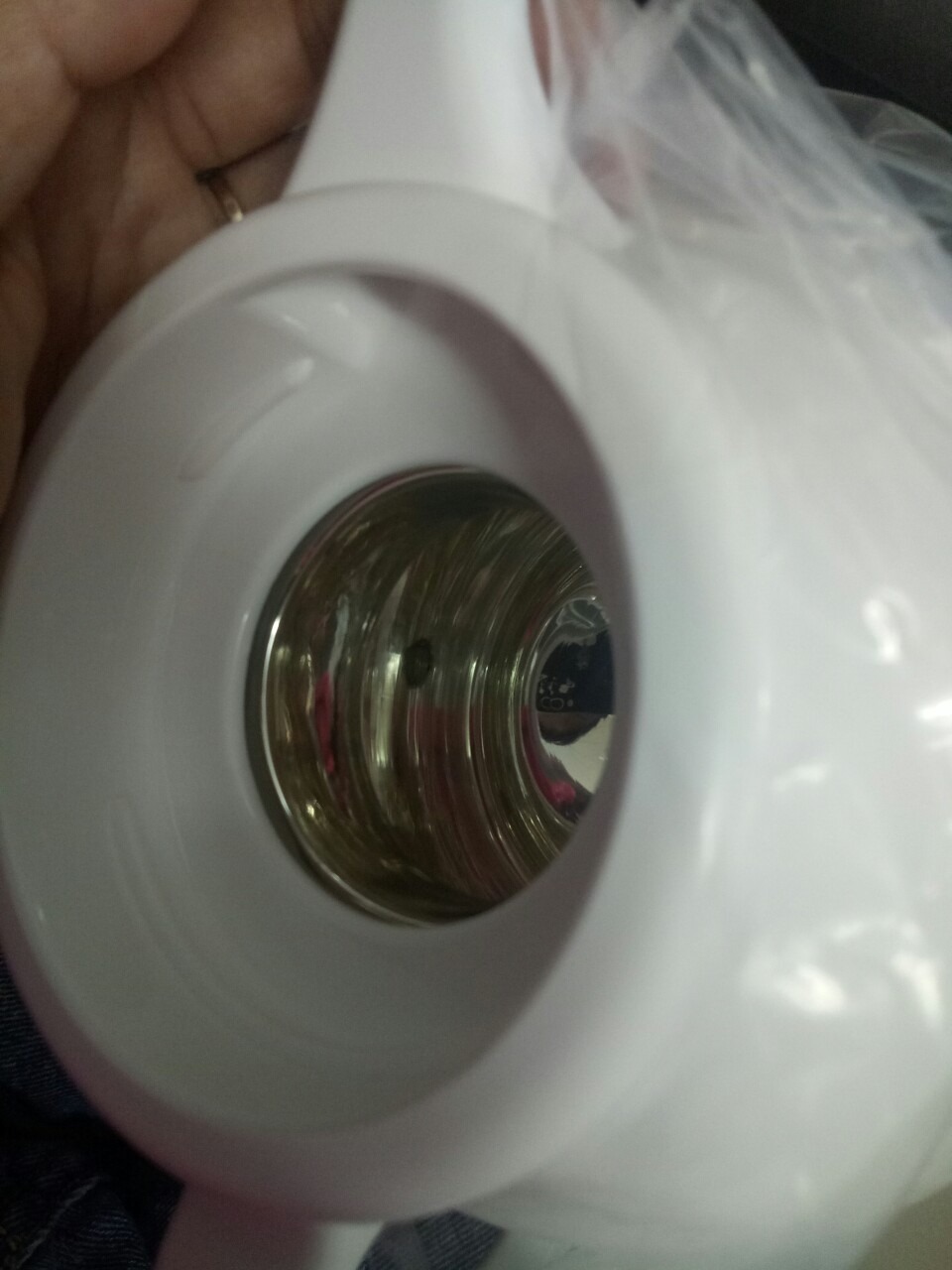 Thật thất vọng về tiki quá, bao lần mua hàng đều hài lòng mà lần này gửi cho mình cái bình trà lỗi, đây là cố tình gửi hàng lỗi cho khách chứ không phải là vô tình đâu, làm ăn phải giữ chữ tín chứ. Bình trà bị bong tróc 3 nốt to lớp mạ ở trong, bong sâu vào trong luôn ấy. Mình đã phản hồi để trả lại hàng mà chưa thấy tiki phản hồi gì, mất công chờ mãi mới đc giao hàng, mất công trả lại, chả biết bao giờ tiền mới đc hoàn.