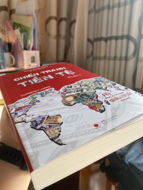 Sách khá dày, chất lượng oke, ai mà học kinh tế tài chính chắc cũng sẽ được khuyên đọc cuốn này, mình thấy đúng á. Không những cuốn này mà mn nên đọc thêm nhìu sách nữa nếu mn còn đi học. Còn về dịch vụ giao hàng thì hôm khui cái thùng hàng của mình bị rạch 1 lỗ bằng đồng xu á như kiểu mún coi bên trong có gì, may mà 2 cuốn mình mua có bọc kính nên cũng kh sao và kh mất cuốn nào. Còn ngoại hình sách thì em nó chỉ bị kiểu bong miếng kính bóng bảo vệ bìa 1 chút (như hình 2 ý) nma mình thấy ổn tại sách này mình mua học chứ hong p trưng bày. Recomend mn nên mua đọc thử nha Sách khá dày, chất lượng oke, ai mà học kinh tế tài chính chắc cũng sẽ được khuyên đọc cuốn này, mình thấy đúng á. Không những cuốn này mà mn nên đọc thêm nhìu sách nữa nếu mn còn đi học. Còn về dịch vụ giao hàng thì hôm khui cái thùng hàng của mình bị rạch 1 lỗ bằng đồng xu á như kiểu mún coi bên trong có gì, may mà 2 cuốn mình mua có bọc kính nên cũng kh sao và kh mất cuốn nào. Còn ngoại hình sách thì em nó chỉ bị kiểu bong miếng kính bóng bảo vệ bìa 1 chút (như hình 2 ý) nma mình thấy ổn tại sách này mình mua học chứ hong p trưng bày. Recomend mn nên mua đọc thử nha