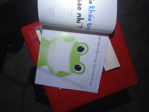 Đọc sách giúp bé mình hiểu đc nhiều điều về khẩu trang hơn, con cũng hợp tác ghê