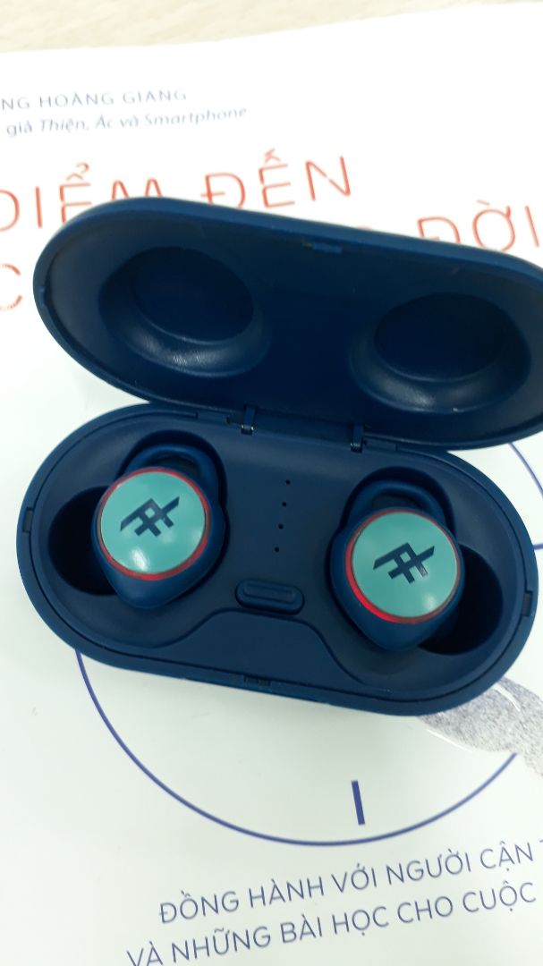 âm thanh khá ổn nhưng một bên tai trái nhanh hết pin chỉ dk khoảng 2h sử dụng là hết ko trau như quảng cáo