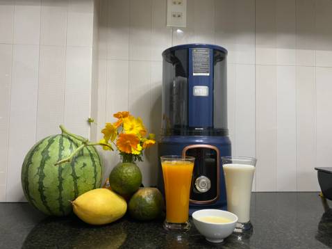 Máy rất đẹp, đúng quảng cáo. Tìm hiểu mãi thấy có chức năng hút chân không rất tiện lợi, độ ồn giảm đáng kể so với máy cũ của mình. Xay nấu cũng nhanh, nấu xong mọi người nên để nguội rồi hãy hút chân không bảo quản để dùng sau là quá okla. Nói chung đáng tiền mua nhé mọi