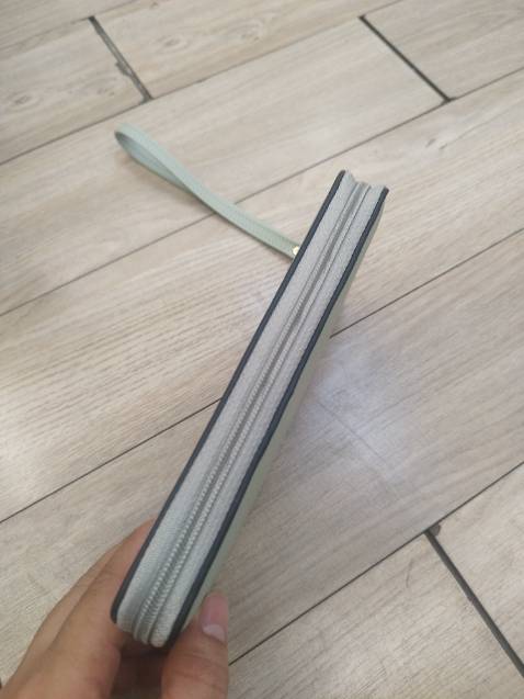 Ví đẹp lắm ạ cảm ơn shop đã đóng gói cẩn thận giao hàng rất nhanh nữa ...thank shop nhìu