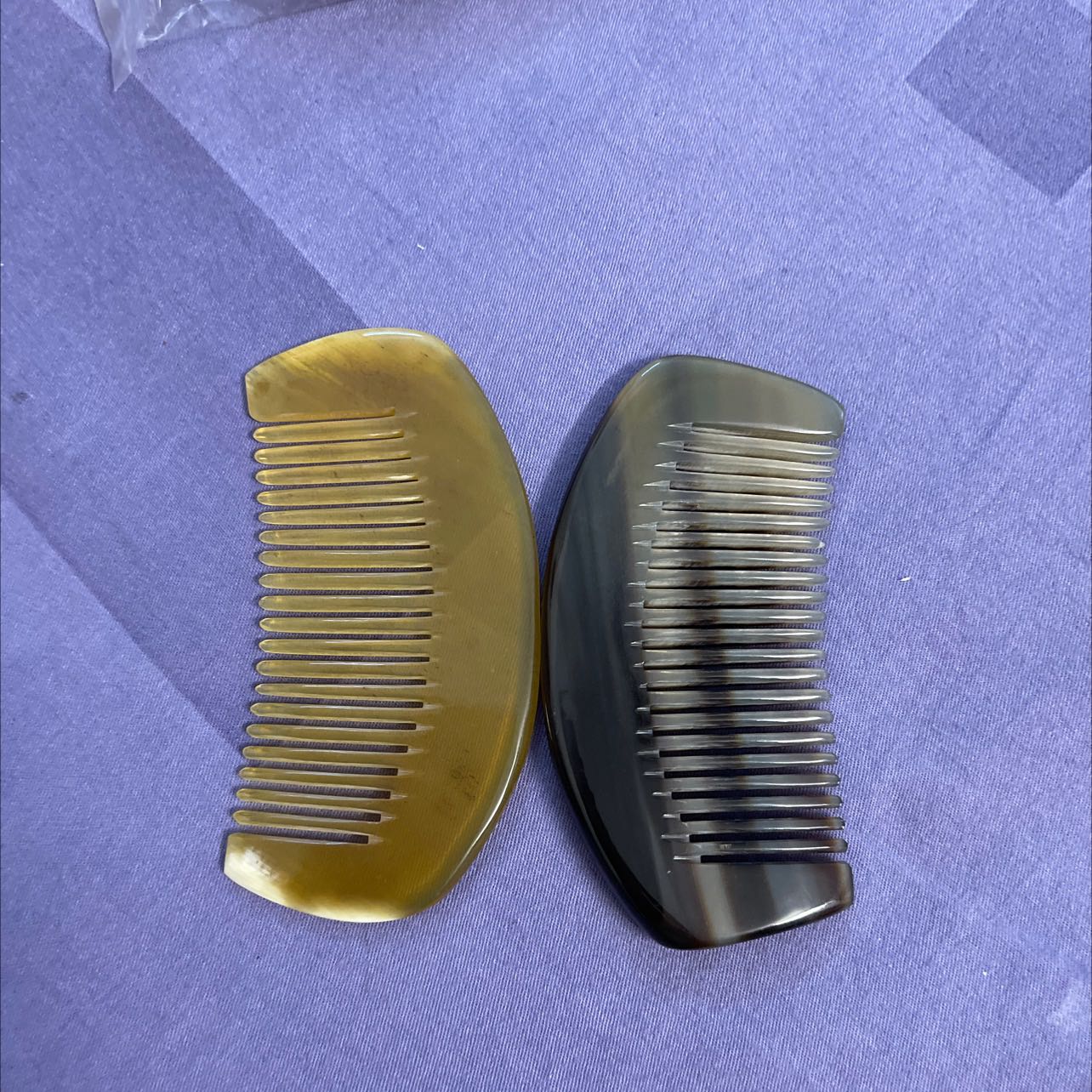 Nói chung là ưng, kích thước nhỏ xinh để vừa vào ví. Màu sắc cũng sáng bóng,