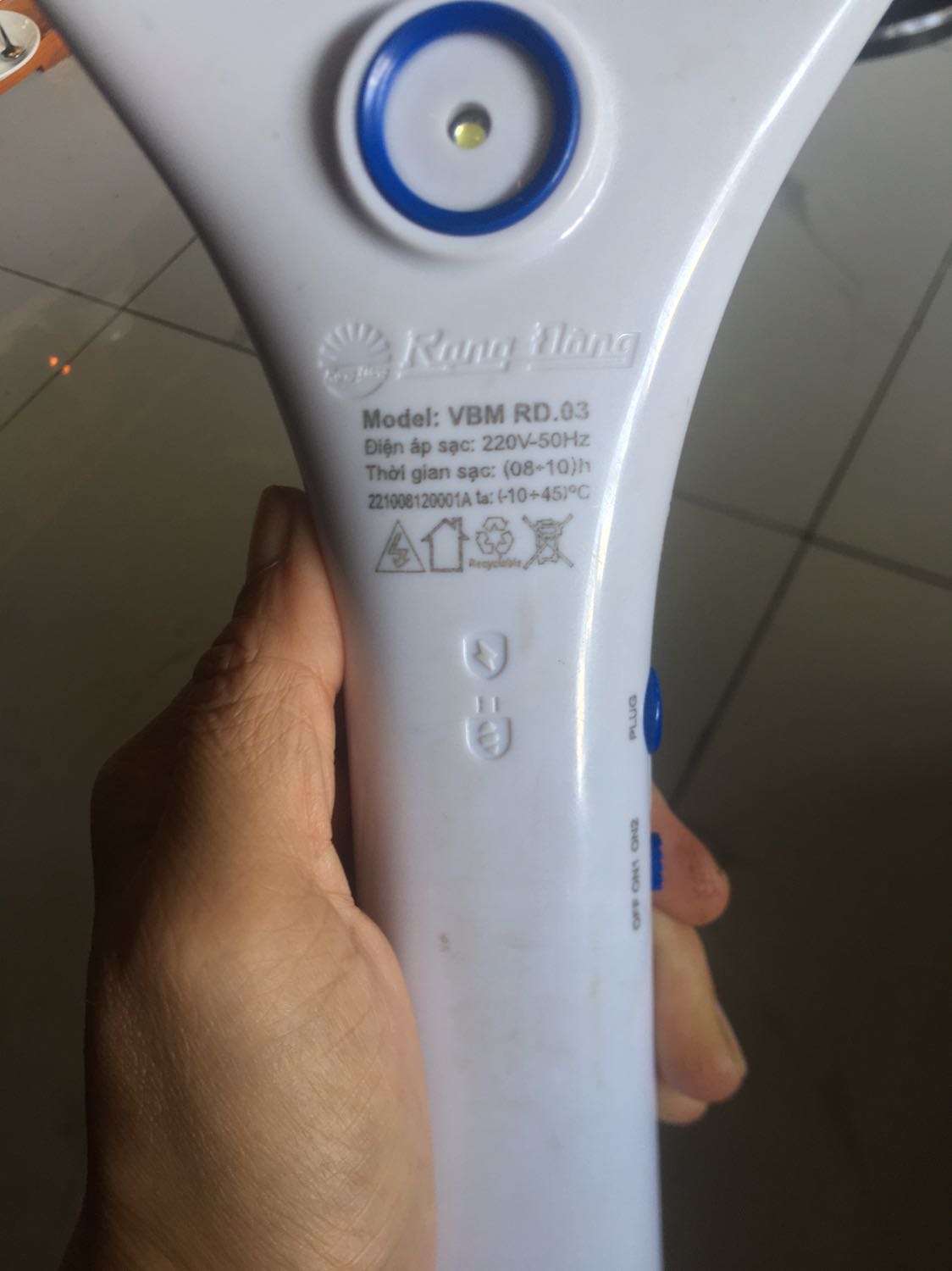 Vợt tốt, đẹp, nhưng sao không kèm dây sạc nhỉ