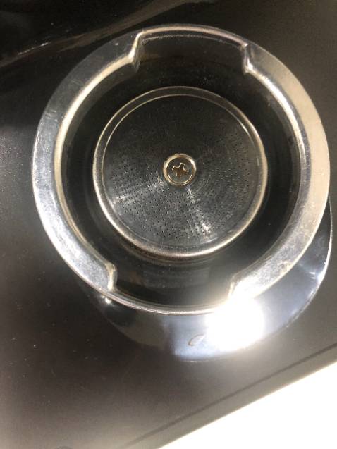 Hàng giao không có két nước, phiễu pha cà phê 3 chấu nhưng thân máy chỉ hỗ trợ phiễu 2 chấu, tem bảo hành bị cũ và rách...nhà bán bảo hãng giao sao thì bán vậy!