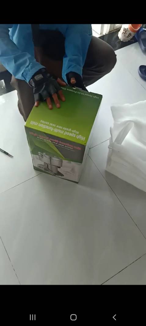 Giao hàng nhanh đúng như mô tả, máy khá chắc chắn. Nhưng nồi và thân máy hơi nghiêng chút không thẳng trục. Xay thử 1 phút thân nồi nóng do va đập mạnh. Linh kiện kèm theo đầy đủ. Khi bị hỏng có bảo hành cho người mua là ok.