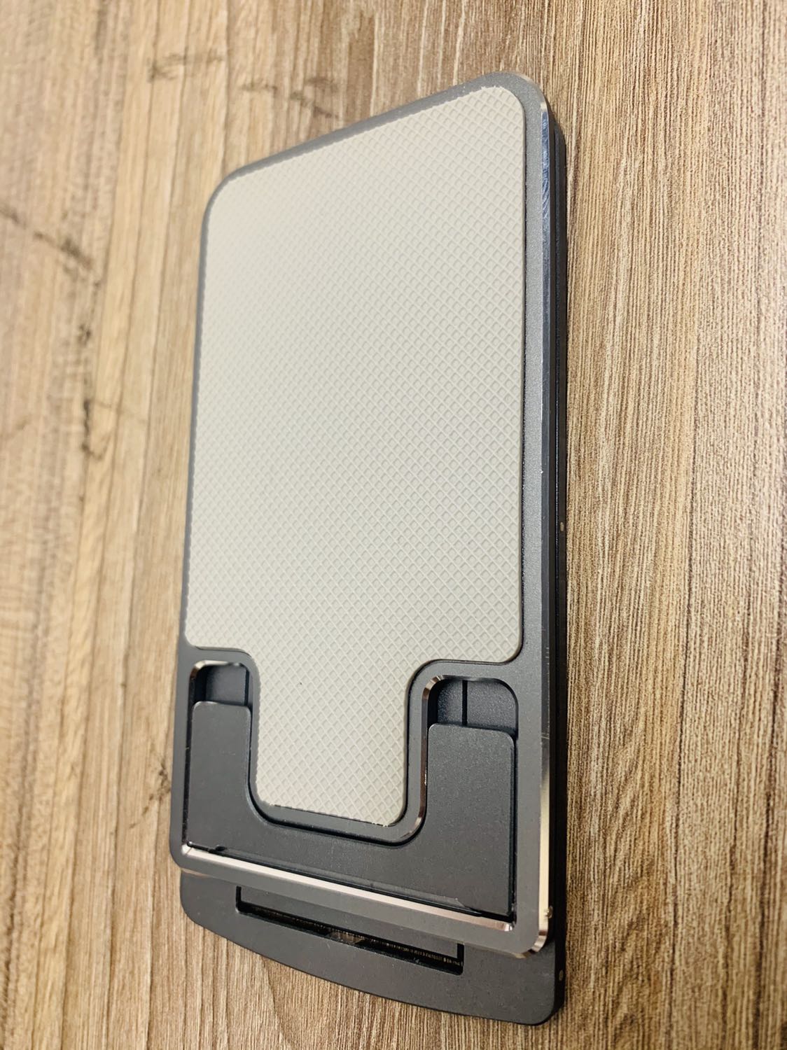 Chất lượng hoàn thiện sản phẩm tuyệt vời, rất đẹp và sang trọng. Thanks shop và nhà SX. Tuy nhiên shipper rất tệ ko thông báo cho người mua và gởi hàng tại bảo vệ. Đây là lần thứ 2 shipper ko thông báo người mua. Đề nghị Tiki làm việc với đối tác giao hàng