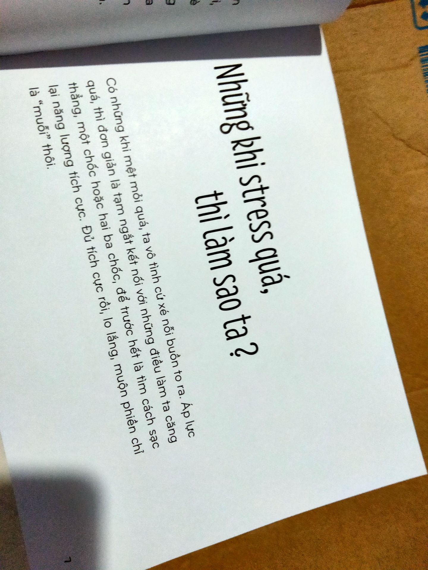 đóng gói cẩn thận, tuy mép sách hơi bị vảnh nhưng không sao.Sách mới, đẹp, nội dung thì quá tuyệt vời rồi. Giao hàng cực nhanh luôn, mình ở tỉnh lẻ mà mới đặt hồi tối là trưa mai đã giao đến rồi, rất hài lòng, mn nên mua nha