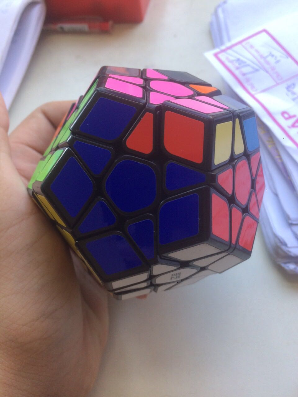 Rubik xịn xò :)) Cảm giác cầm trên tay xoay rất nhẹ nhàng, rất vừa vặn. Giá của em này cũng vừa phải, khá rẻ so với chất lượng tuyệt vời của em!