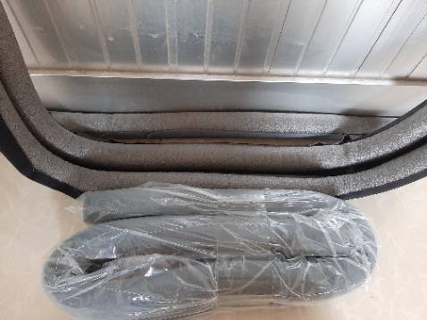 giao hàng hơi chậm. Hàng chế (dán keo) ko đc khóe. Bị bung keo, nhăn nhúm, ko sát.