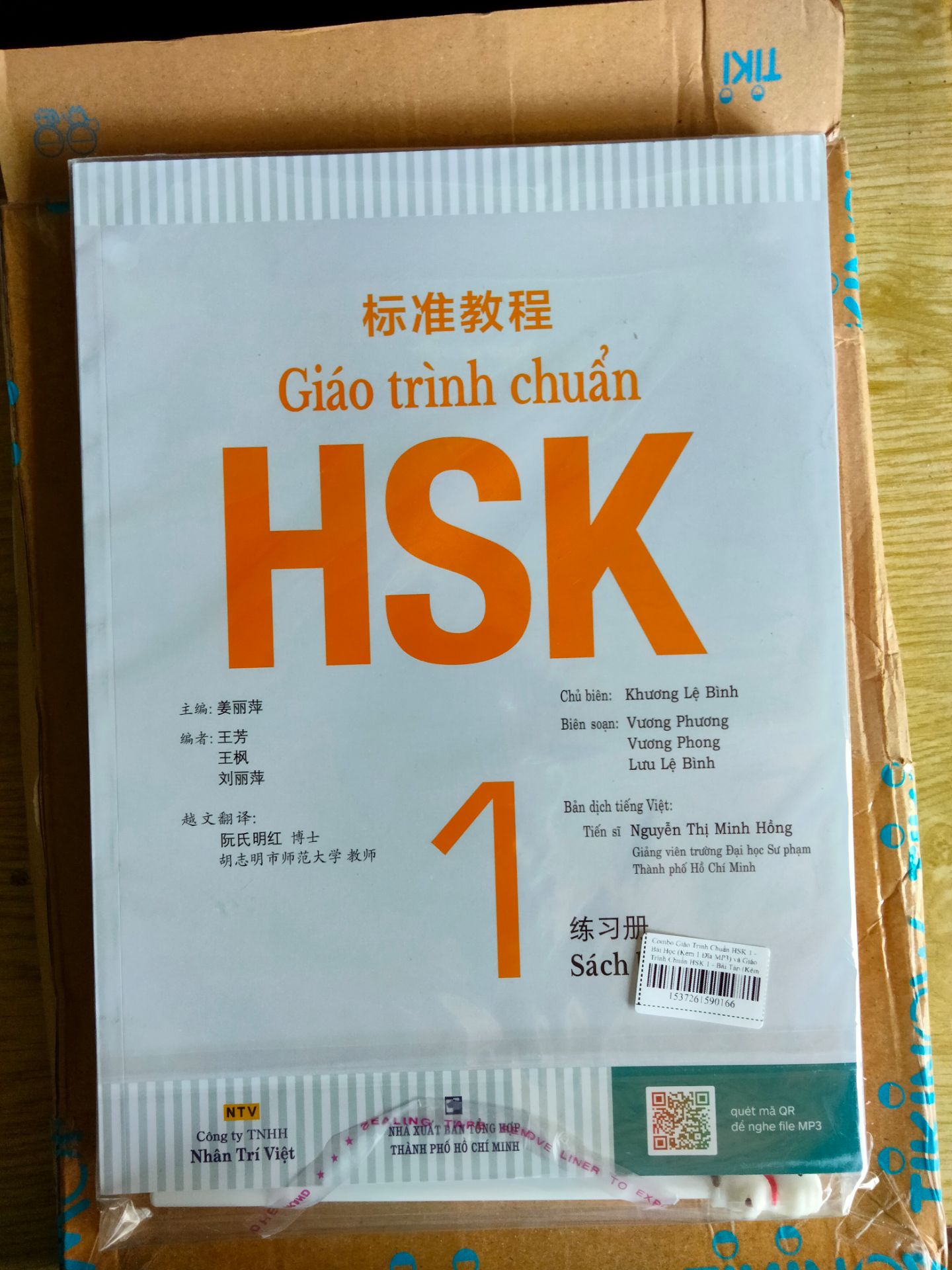 sách giao nhanh. chất lượng in ổn. có mã QR để nghe audio tiện lợi (không kèm CD).
sách học in màu, sách bài tập in trắng đen.