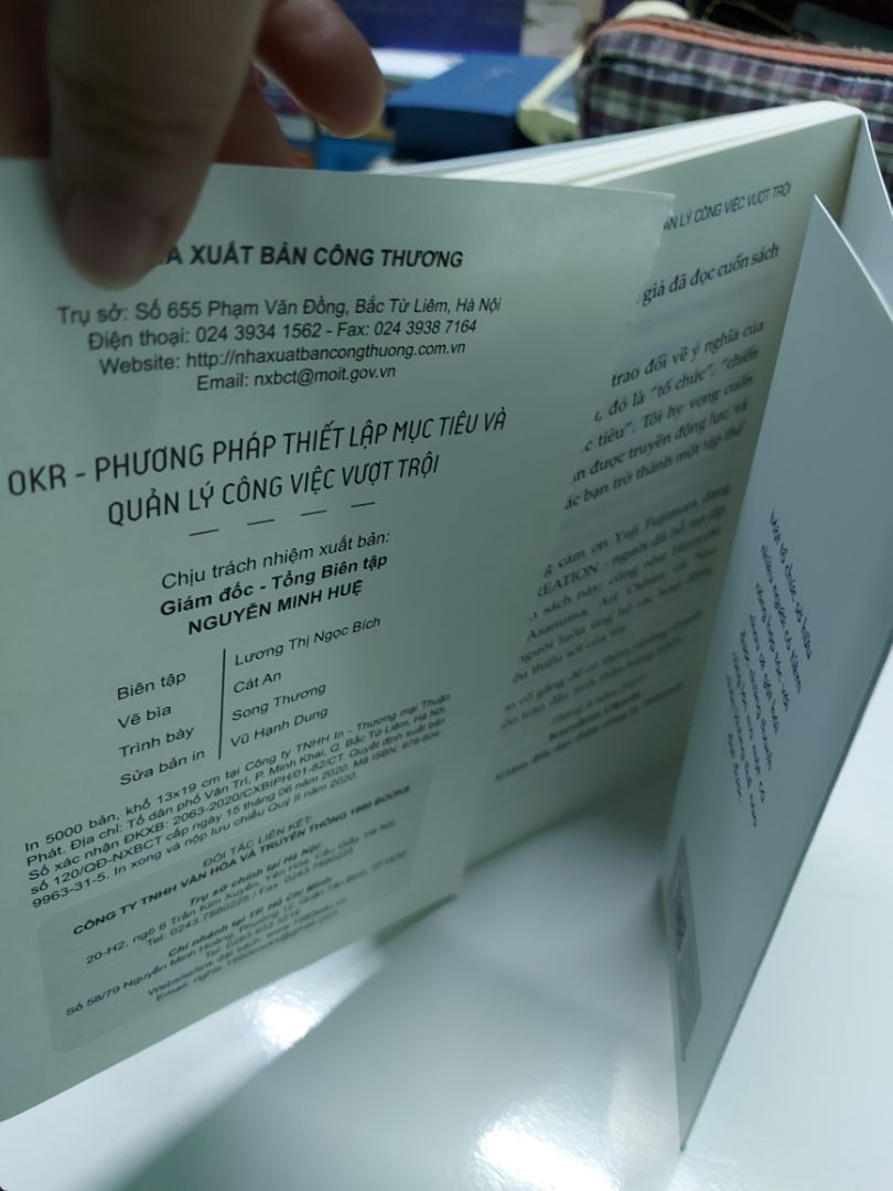 Chào Tiki,
Mình mua 9 quyển sách khác nhau (đều trên Tiki). Cũng tin tưởng và kỳ vọng ở Tiki lắm. Nhưng khi nhận được thì 9 quyển được để hời hợt trong 1 cái hộp carton. Cũng hụt hẫng nhưng tự nhủ quan trọng sách còn nguyên là được. (Do lúc đó bận việc nên cũng quên chụp ảnh lại).
Về nâng niu, chưa dám lật mạnh thì đã rớt trang trong quyển OKR. 
Yêu cầu tiki nghiêm túc xem lại chất lượng và tiến hành đổi trả lại giúp mình. 
Xin cảm ơn!