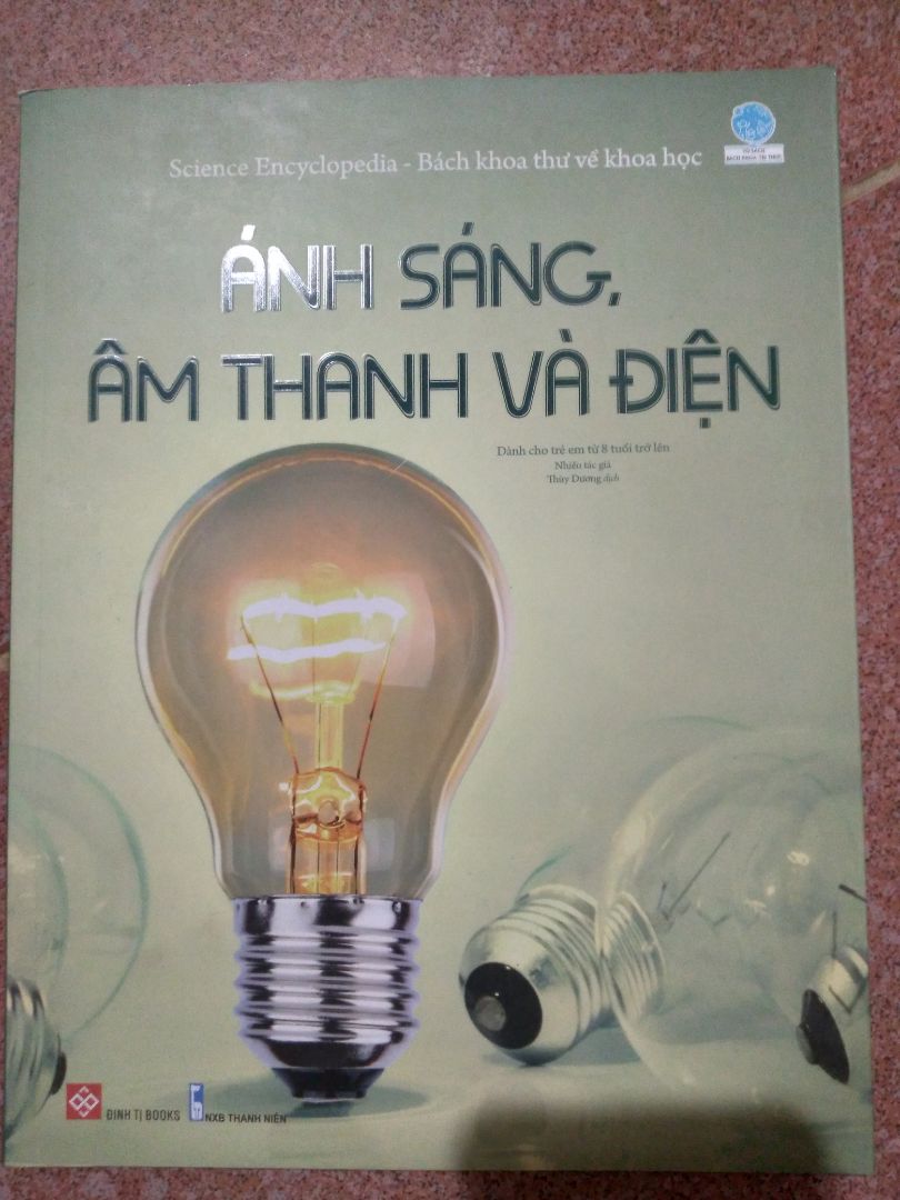 Giao đúng ngày, sách hơi bụi nhưng không bị gì.
Sách hay, dễ hiểu cho những người mới bắt đầu tìm hiểu khoa học. Sách trình bày rõ ràng, hình minh họa đẹp, cuối sách còn có câu hỏi ôn tập, mốc thời gian quan trọng trong khoa học, các bài đều có mã QR để truy cập hoặc vào đường link để xem video.