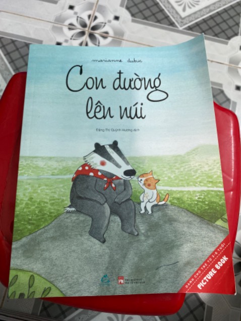 Sách này của marianne dubuc, vẽ rất đẹp