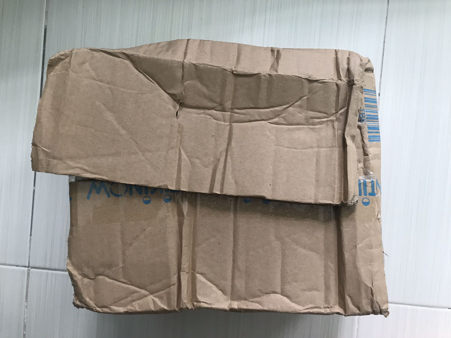 - Giao hàng chậm hơn dự kiến nhưng do dịch nên đợt này order gì cũng thế, không sao
- Mình không biết do từ khâu nào nhưng hộp nhận được bị méo thế này, đáy hộp còn bị bung ra
- Chất lượng âm thanh không tốt, nghe nhỏ hơn nhiều so với in-ear mình đang xài
- Mic thu âm nhỏ so với tai nghe in-ear. Nhưng đây cũng là điểm cộng khi nó sẽ không thu tạp âm, hoặc âm thanh của người khác nói chuyện kế bên. 
=> Tổng quan mình không quá hài lòng với "em" này, nhưng trong tầm giá này mình nghĩ thế là ổn. - Giao hàng chậm hơn dự kiến nhưng do dịch nên đợt này order gì cũng thế, không sao
- Mình không biết do từ khâu nào nhưng hộp nhận được bị méo thế này, đáy hộp còn bị bung ra
- Chất lượng âm thanh không tốt, nghe nhỏ hơn nhiều so với in-ear mình đang xài
- Mic thu âm nhỏ so với tai nghe in-ear. Nhưng đây cũng là điểm cộng khi nó sẽ không thu tạp âm, hoặc âm thanh của người khác nói chuyện kế bên. 
=> Tổng quan mình không quá hài lòng với "em" này, nhưng trong tầm giá này mình nghĩ thế là ổn.