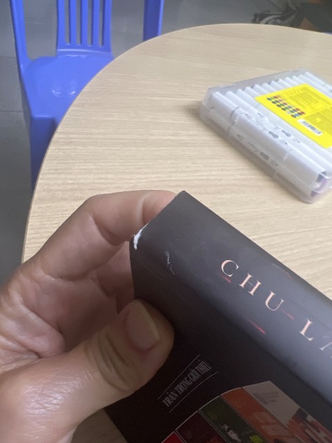 Quá thất vọng. Bìa rách, sách bẩn