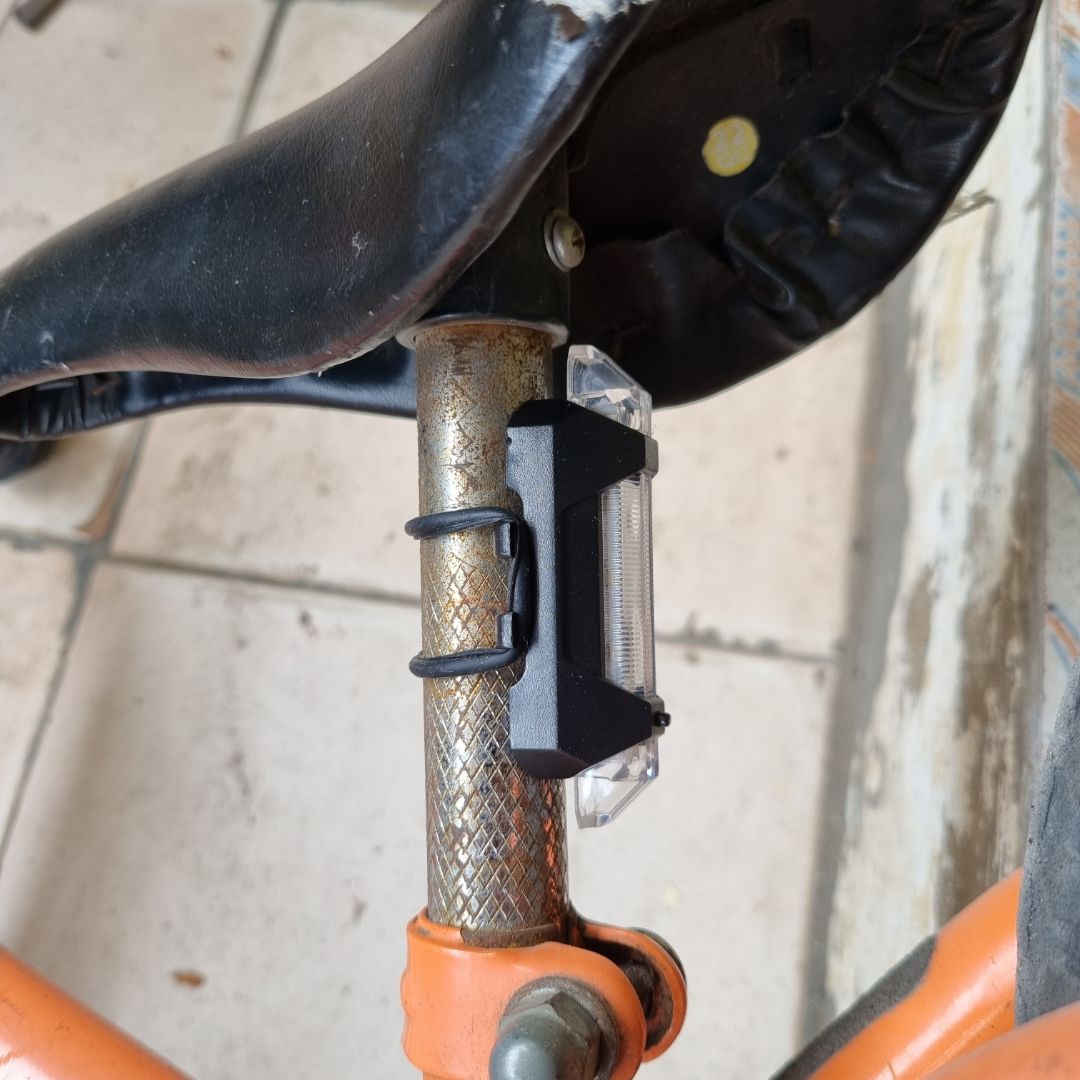 Sản phẩm tốt, 3 chế độ sáng. Gắn vào xe bằng vòng cao su và 4 chốt trên đèn.