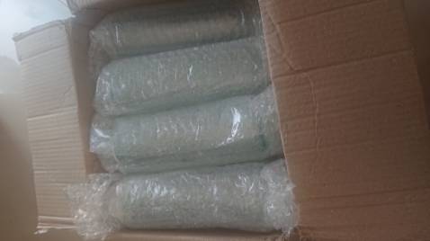 Chai thiết kế hơi thô và hơi sần xùi không đều nhau, loại thủy tinh hơi đục chứ không trong lắm.... đặt 10 chai bị vỡ hết 3 chai trong quá trình vận chuyển : (