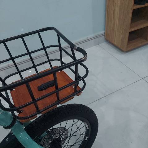 Dù đóng gói khá kỹ nhưng mở ra thấy khung xe bị trầy 1 lỗ to, giỏ xe thì bị trầy và biến dạng ở góc. Không biết là do sản phẩm bị lỗi hay do vận chuyển bị xốc quá mạnh.