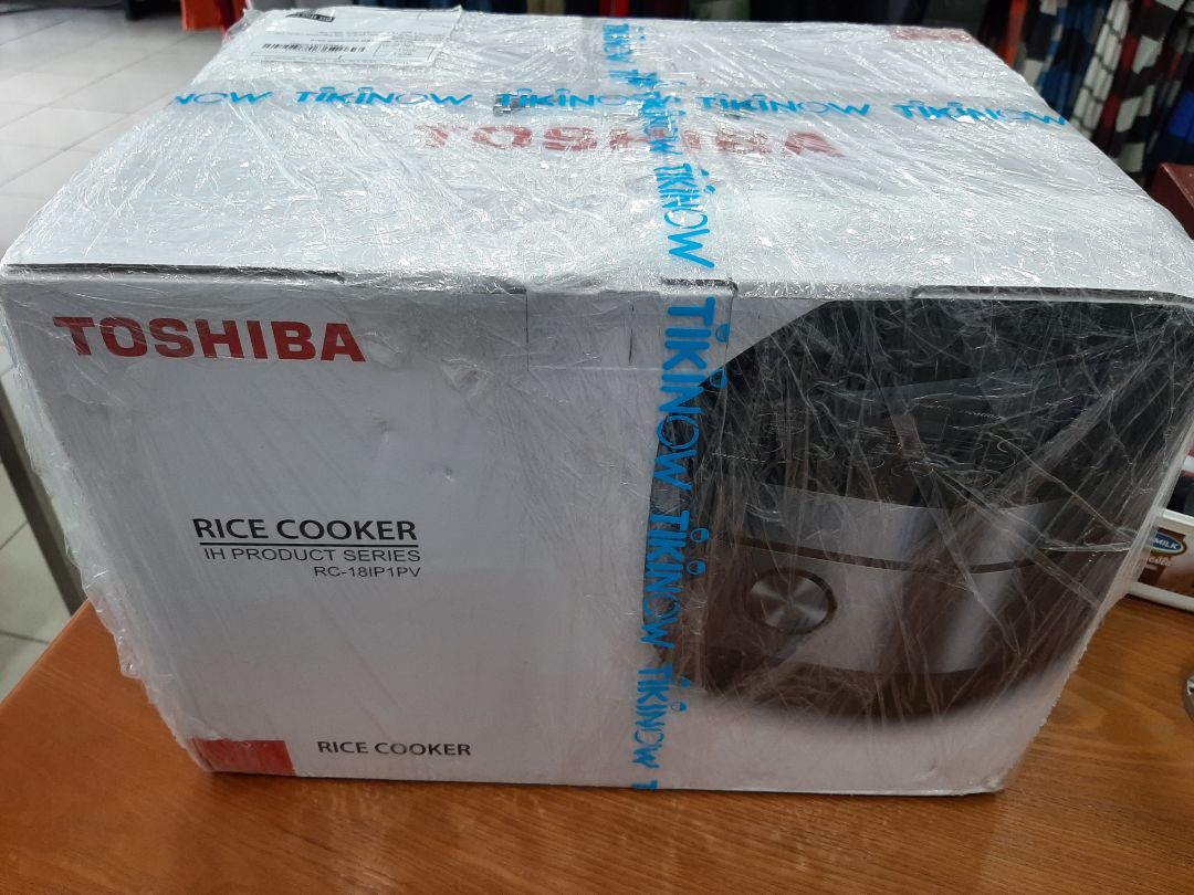 Tiki trading giao hàng khá ổn, mua tặng mẹ dịp cuối năm. Nấu cơm ngon, mấy trường bảo cơm nhanh hỏng, có mùi là do nồi thiết kế kín, đậy nắp khi không giữ ấm thì nồi cơm thường với thời tiết nóng của VN thì loại nồi nào mà cơm không thiu. Nước đọng trên nắp khi mở ra là dễ hiểu vì nồi chỉ có van thoát nước khi nấu, loại nồi nào cũng tồn tại nước trên  nắp sau khi nấu hết, chỉ la ít - nhiều. Nhược điểm duy nhất là không có kèm tiếng Việt, sách hướng dẫn sử dụng khá chung, nồi không thích hợp cho người lớn tuổi sử dụng vì toàn tiếng anh. Cuối cùng khuyến cáo các bạn khi có cơm trong nồi thì nên sử dụng chế độ làm ấm cơm xuyên suốt (vì đây là loại nồi cơm nấu kín dễ thiu) hoặc là  để qua đêm nên cho cơm vào tủ lạnh hay mở nắp ra lấy rổ khích đậy lại.